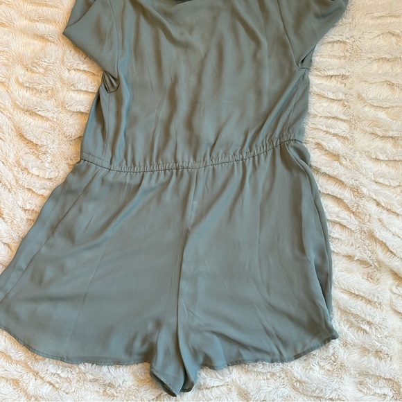 Show Me Your Mumu Roxy Romper Silver Sage Size Small - Picture 5 of 13